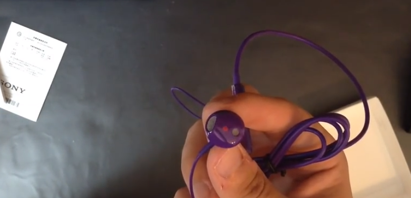 In-ear headphones Sony STH-30 - advantages and disadvantages